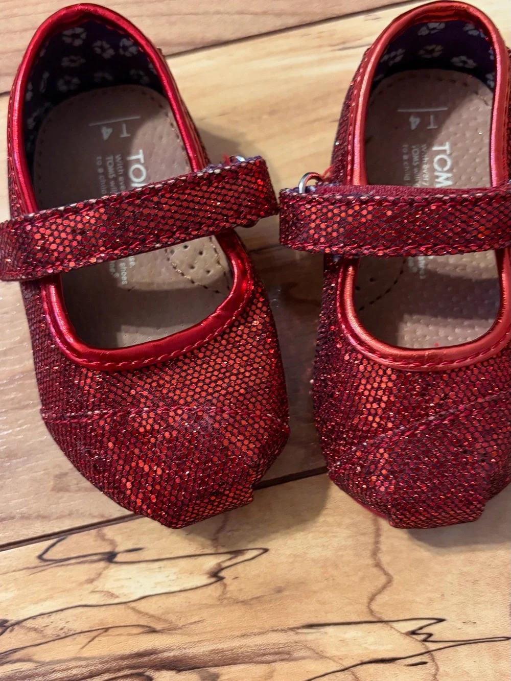 TOMS Red Glitter Sparkle Infant/Toddler Dressy shoe size 4 EUC